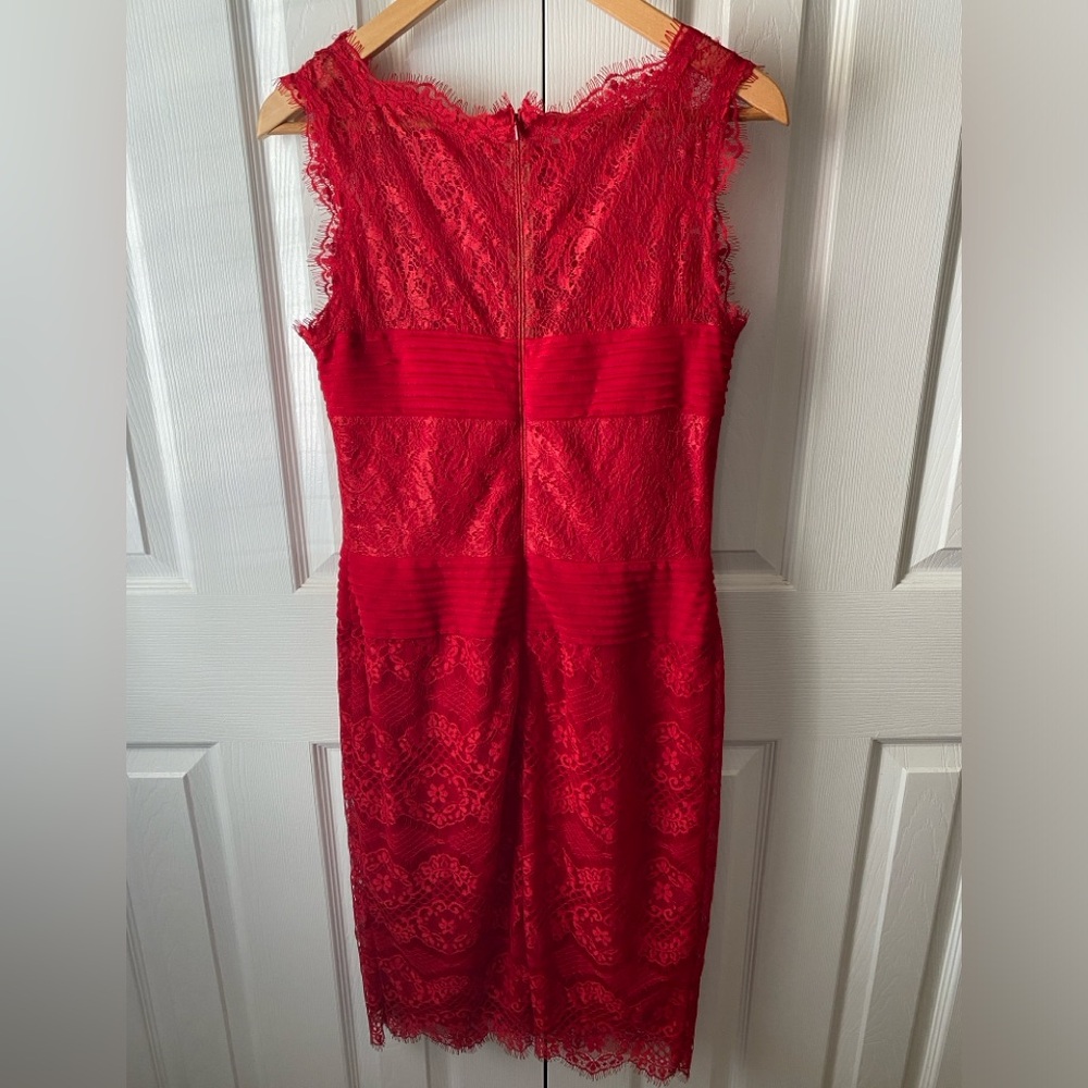 TADASHI SHOJI Cherry Red Chantilly Lace Bateau Neckline Sheath Dress SZ 6 - Picture 3 of 12
